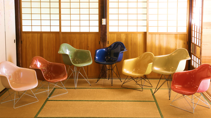 和室に並ぶ7色の、丸に三つ石「イームズ リプロダクトチェア」